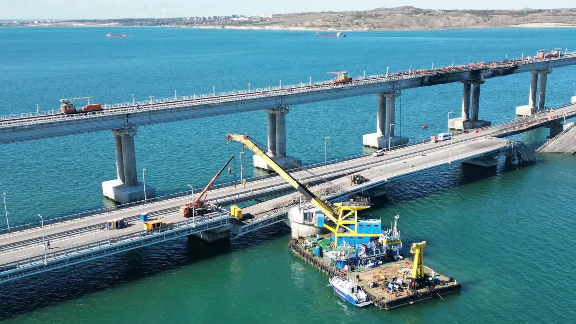 Для восстановления Крымского моста прибыл плавучий кран