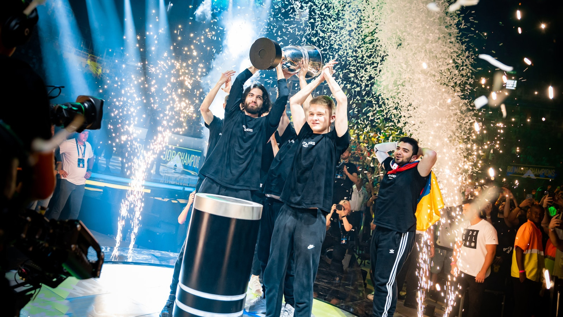 В каком году виртус про выиграли мажор. Outsiders Major 2022. Outsiders Rio 2022. Мажор 2022. Outsiders CS go Major Rio.