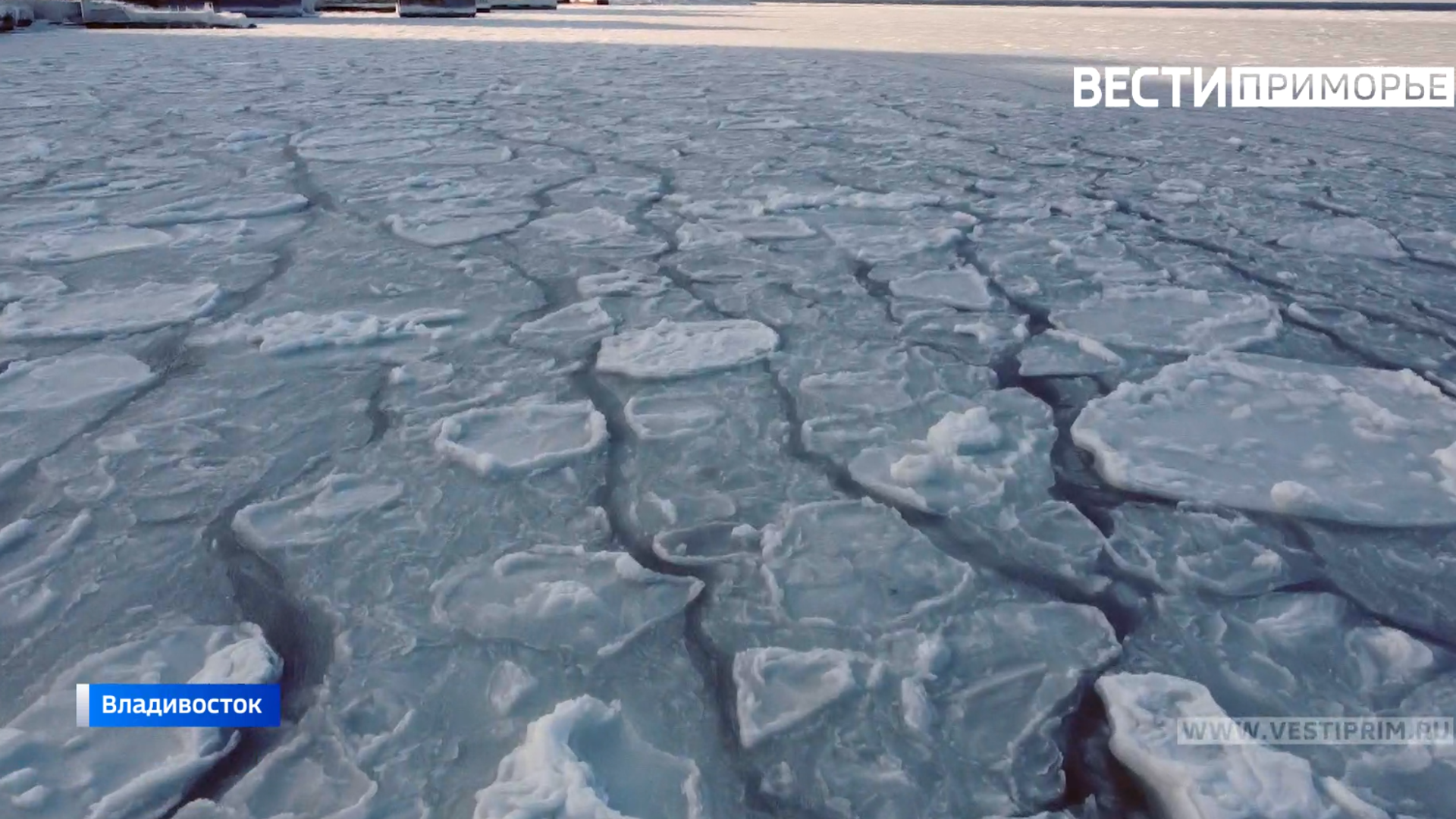滨海边疆区的居民在寒冷中进行了大规模的浸泡，并在冰雪中游泳
