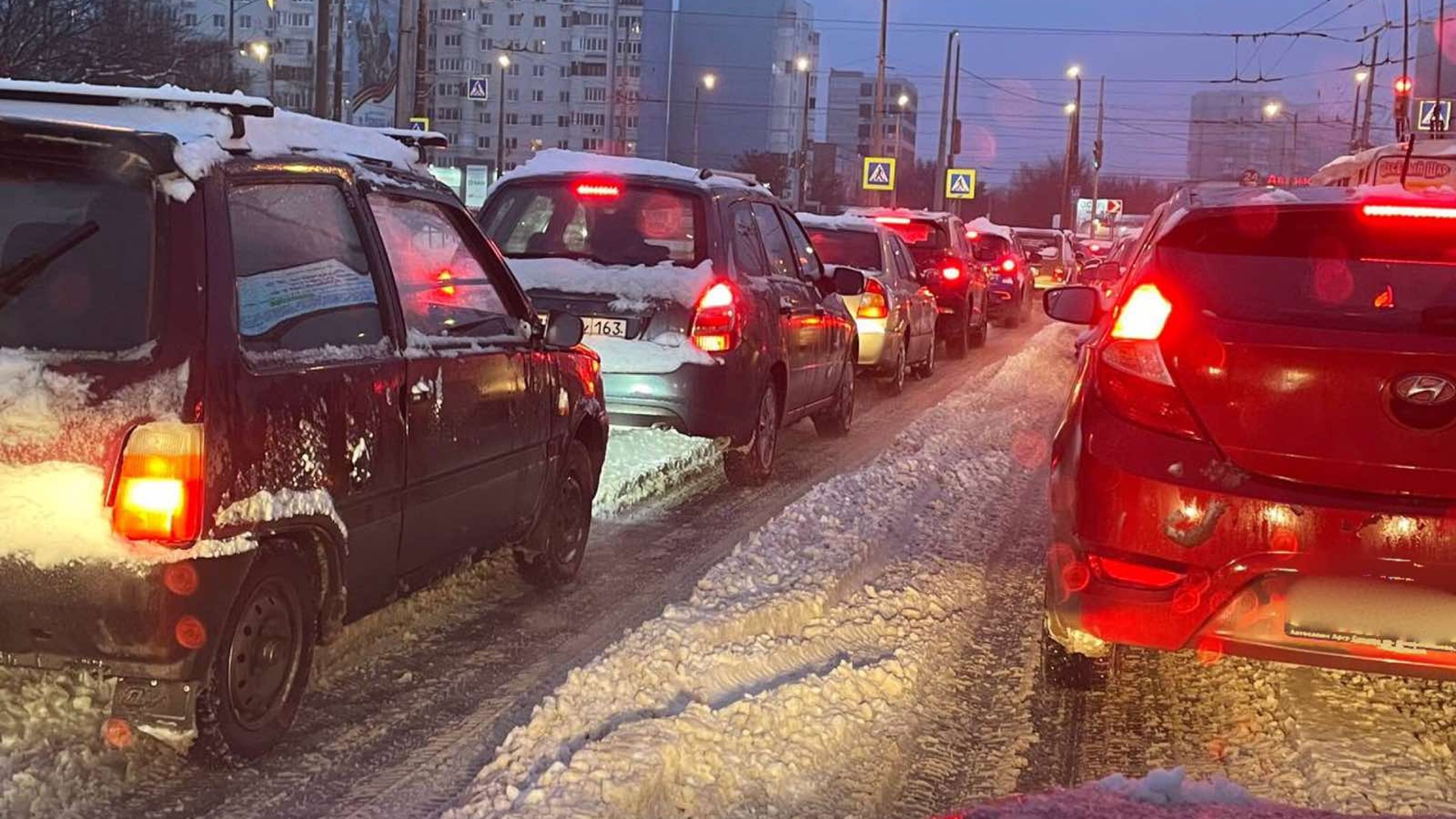 Самара ноябрь 2023. Вечерний город машина. Пробка на улице зимой. Серьезные пробки. Пробки 9 баллов.