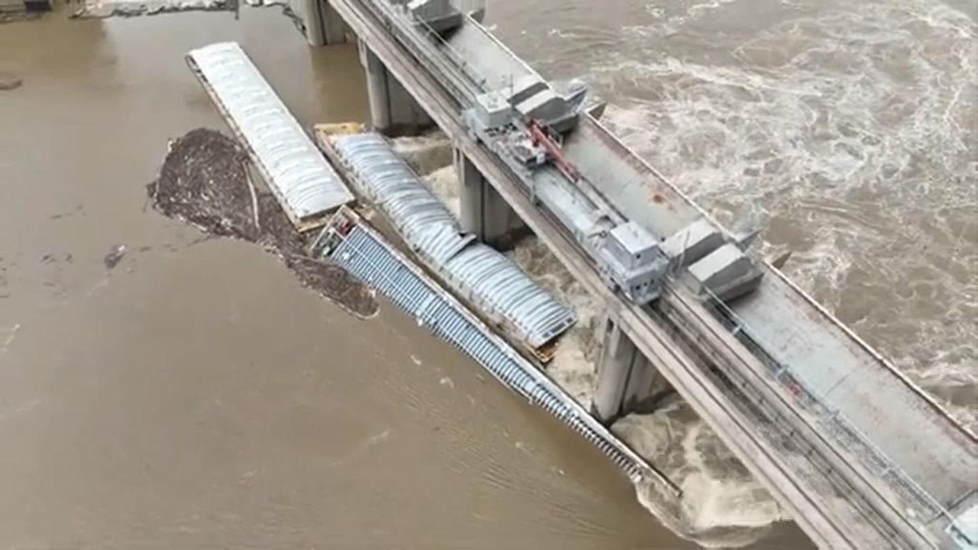 строй плотину пока нет воды