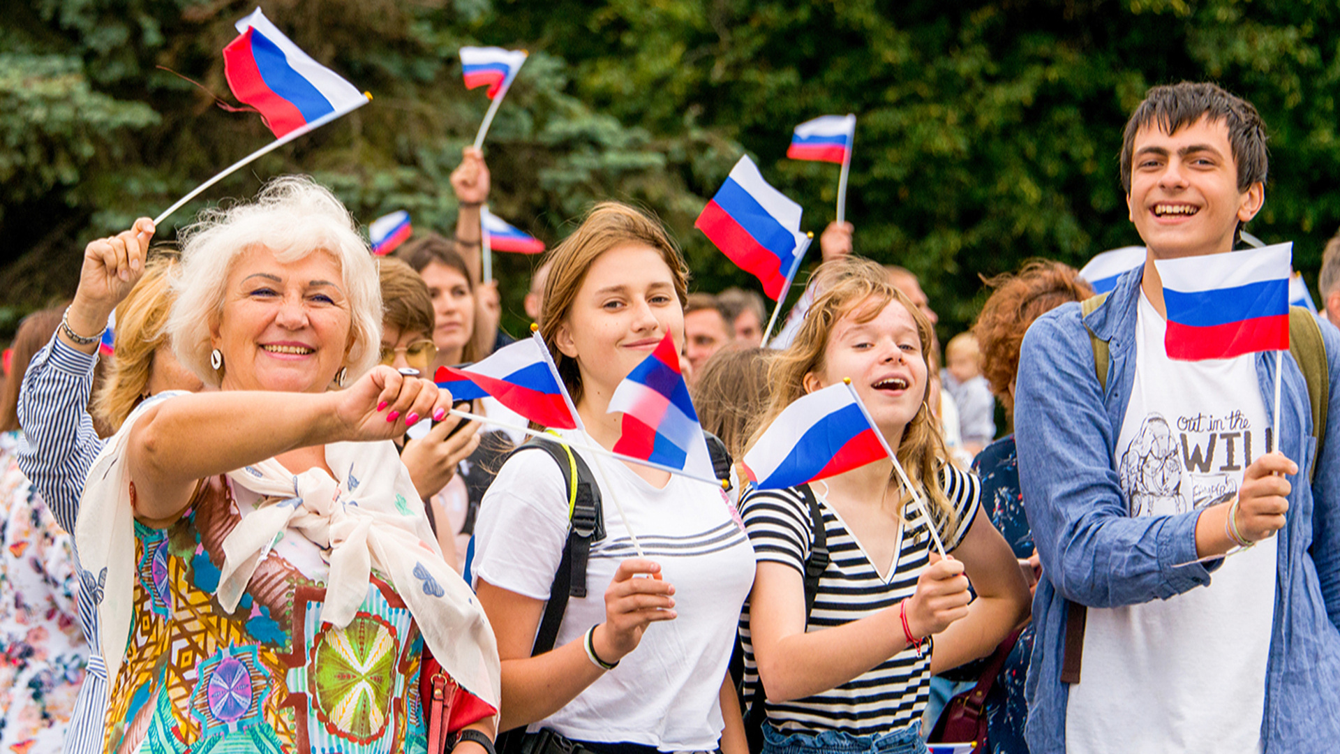 Российские соотечественники. ВДНХ флаги. Россия ждёт соотечественников за рубежом. Праздник триколора. День России люди с флагами.