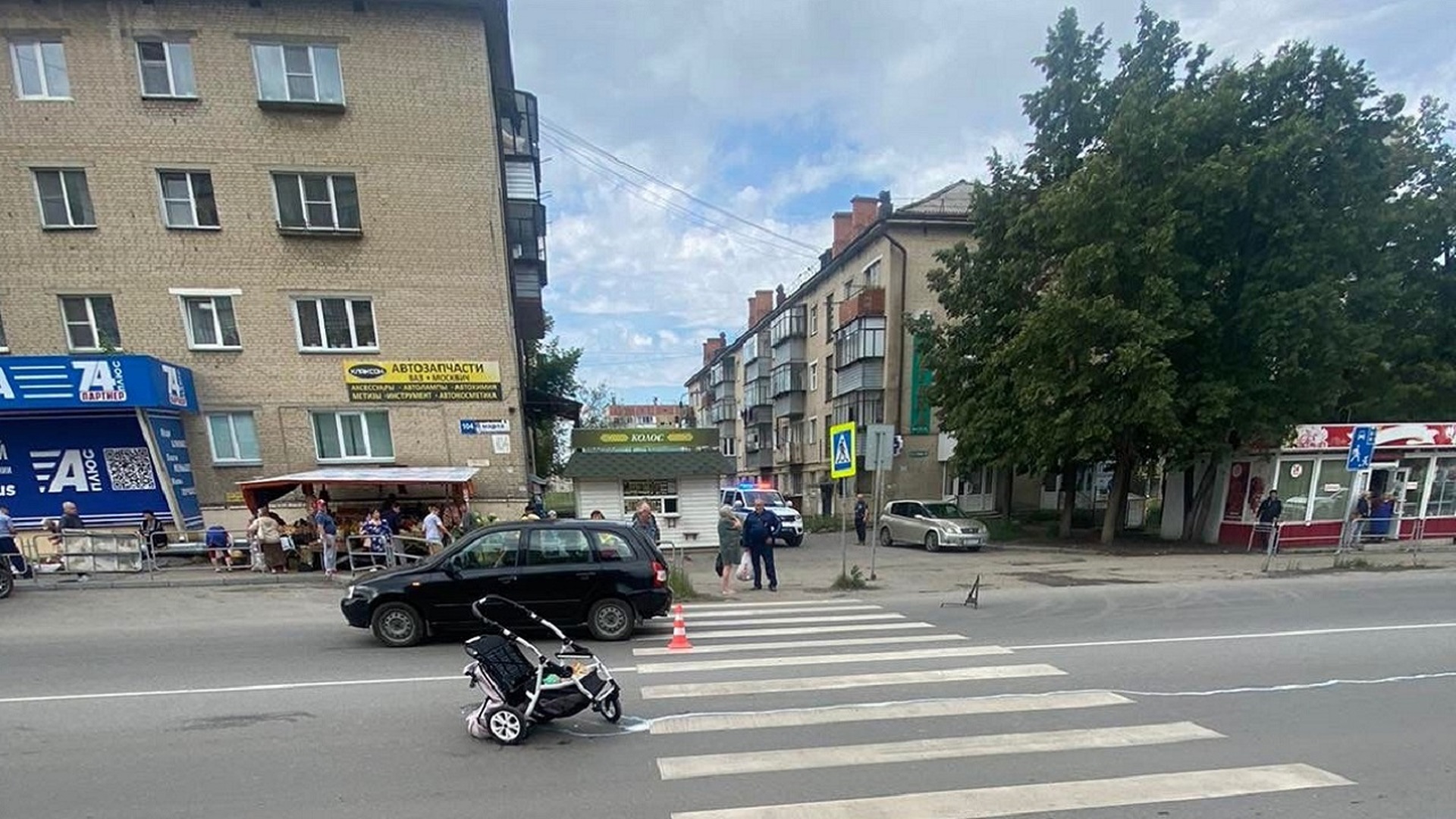 Фото машина врезалась в дом