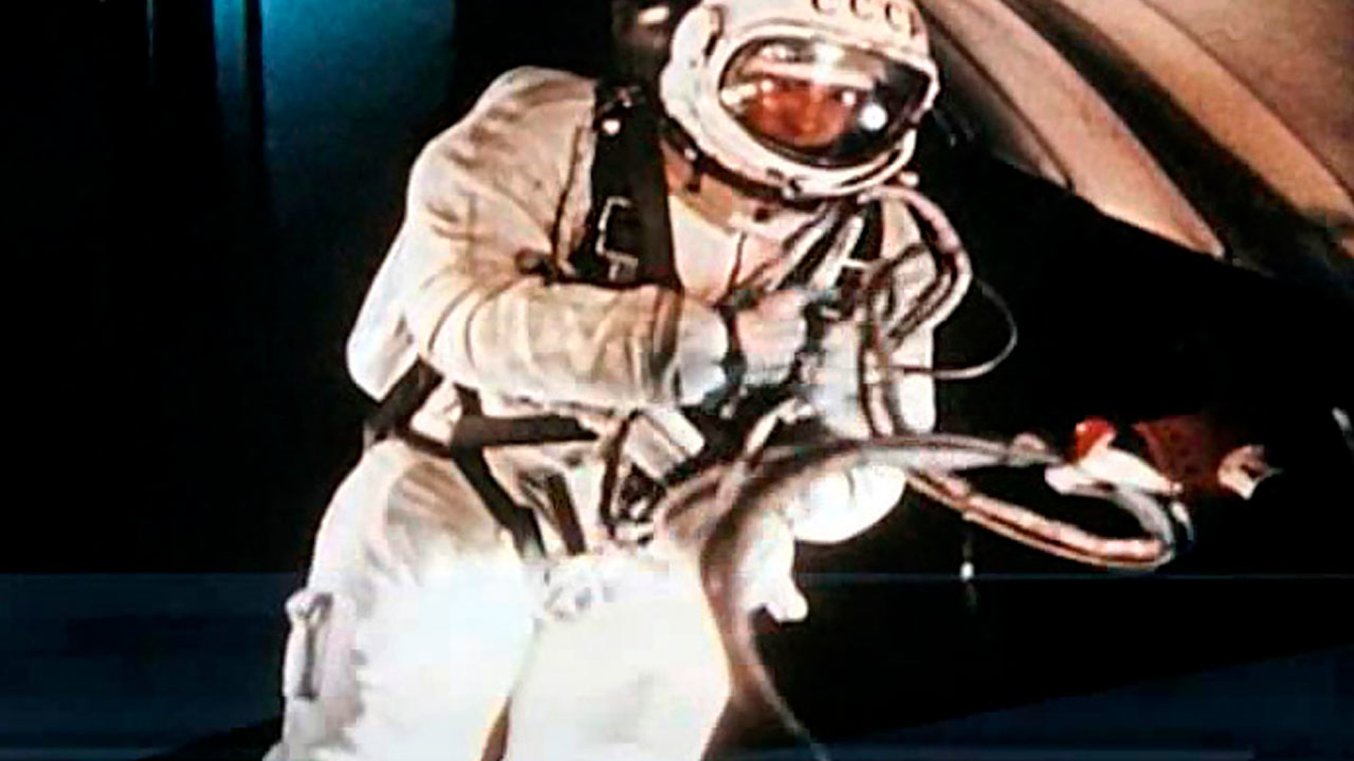 Леонов в открытом космосе фото. Леонов первый выход в открытый космос.