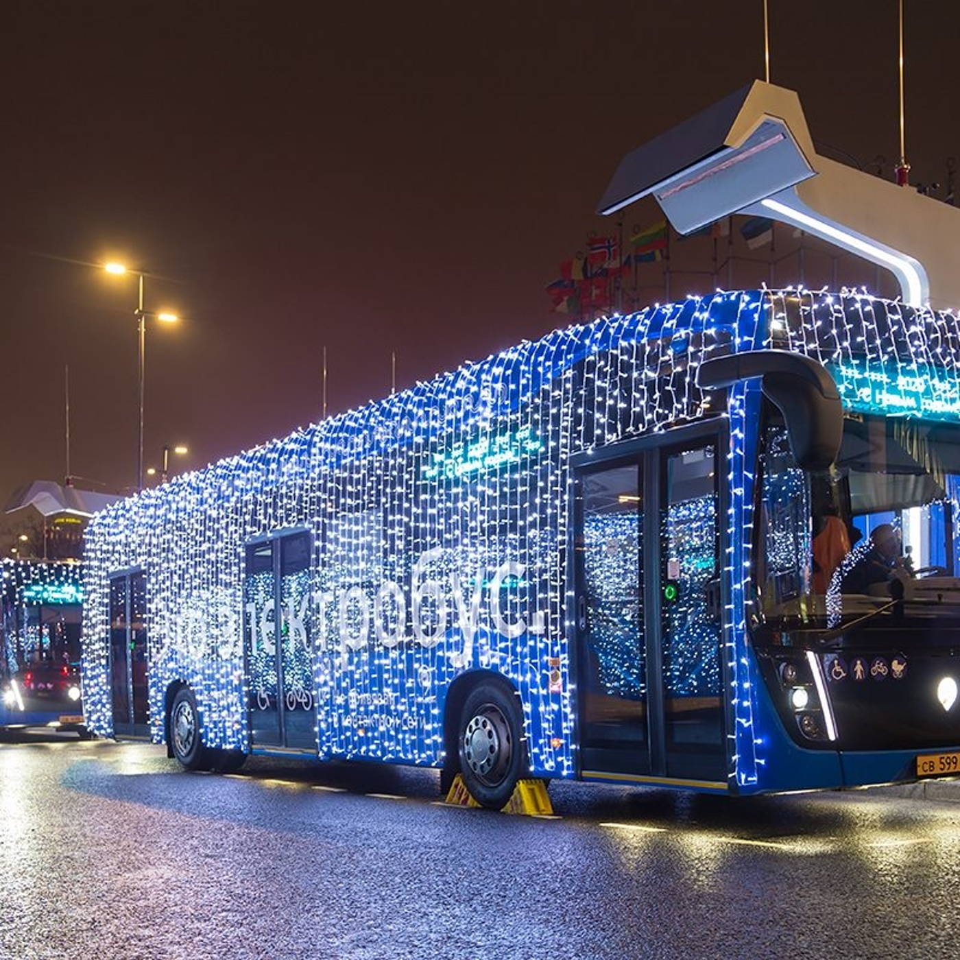 Рождественский автобус. Новогодний электробус в Москве. Электробосу в Москве 2022. Электроавтобус Москва ночью. Новогодний автобус.