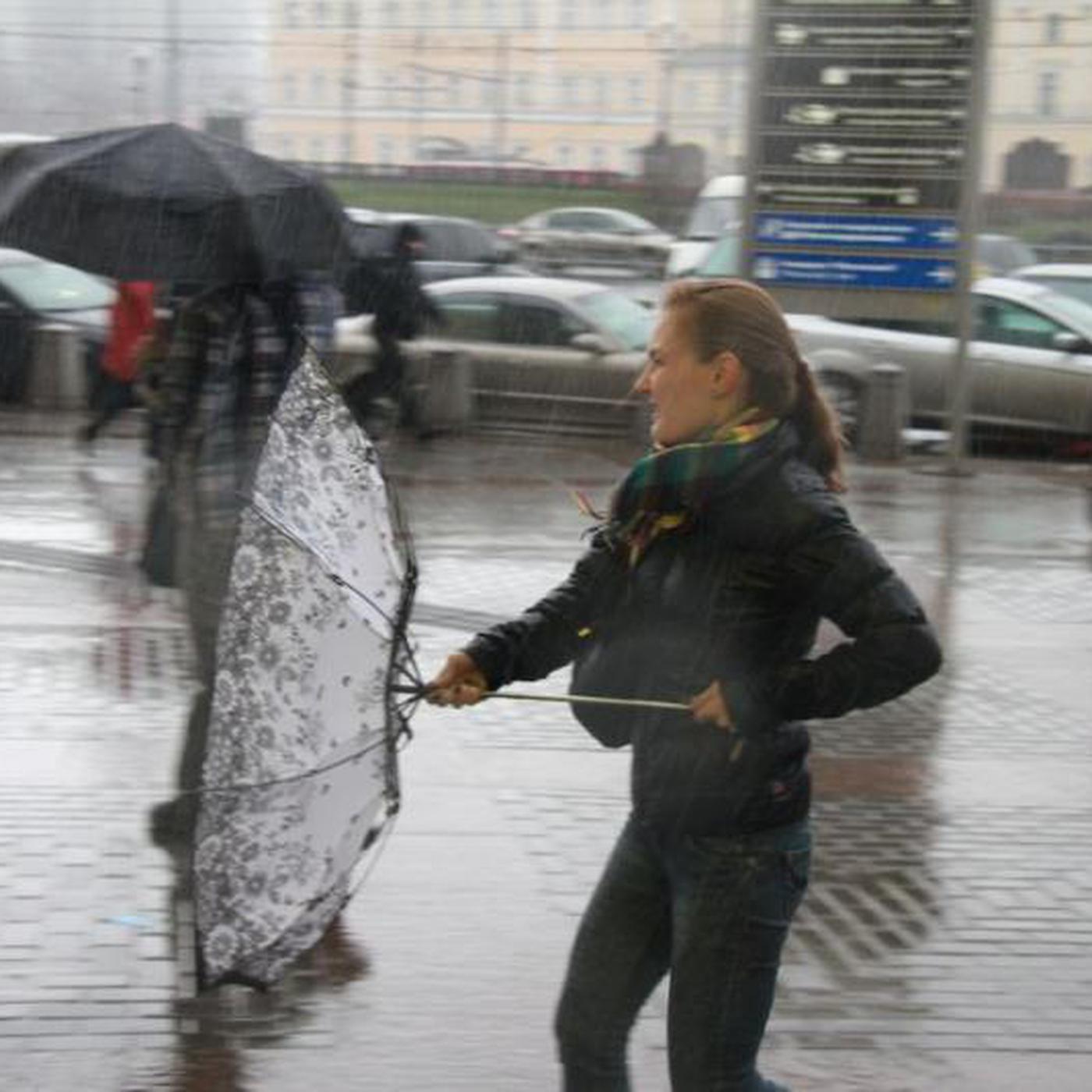 Повтори погоду. Штормовое предупреждение в Москве. Усиление ветра в Москве. Оранжевый уровень опасности в Москве. Дождик в Москве в апреле.