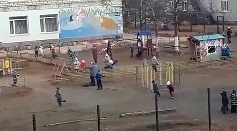 Воспитательница детсада наступила на ребенка, а его отец снимал это на видео