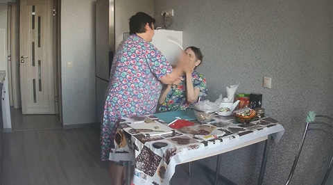 Жестокое обращение сиделки с больной бабушкой попало на видео и вызвало оживленные споры