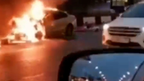 Видео из Сети. В Краснодаре полыхали автомобиле на дороге