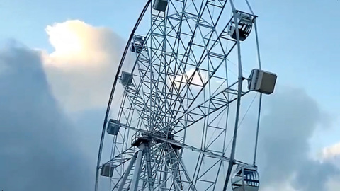 Видео из Сети. В Зеленоградске колесо обозрения превратилось в страшный аттракцион