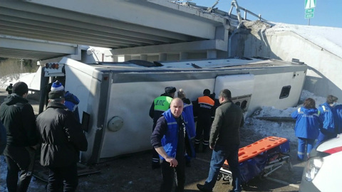 В Подмосковье автобус упал с эстакады, есть жертвы