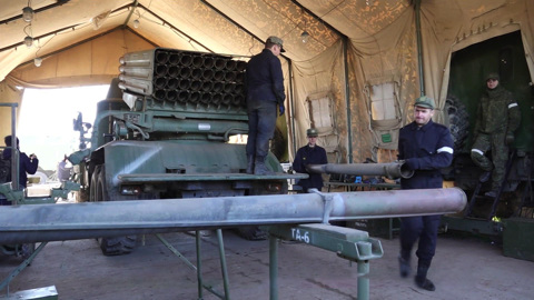 Вести. Российские военные реанимируют боевые машины, пострадавшие на спецоперации