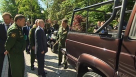 Путин осмотрел УАЗ "Патриот", на который можно установить пулемет