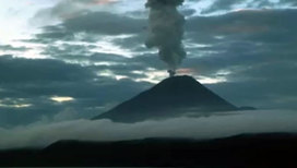 Сразу три вулкана выбросили пепел на Камчатке