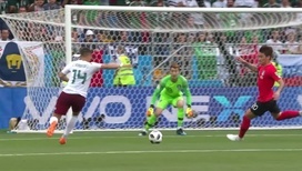 Хавьер Эрнандес забивает гол