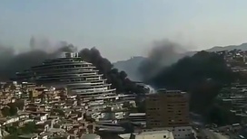 Близ штаб-квартиры нацразведки Венесуэлы тушат крупный пожар