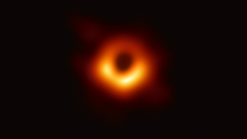 То самое изображение чёрной дыры, которого астрономы ждали десятилетиями.