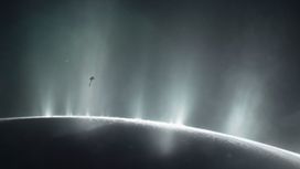 Гейзеры Энцелада, снятые зондом "Кассини".