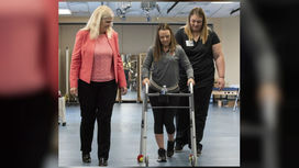 Стимуляция спинного мозга помогла парализованным пациентам снова начать ходить