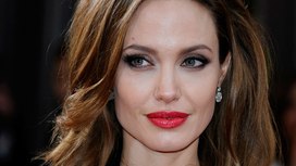 Джоли закрыла благотворительный фонд поддержки женщин