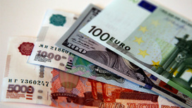 Впервые за 20 лет: евро достиг паритета с долларом