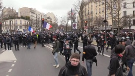"Желтые жилеты" собрались в Париже, несмотря на запрет
