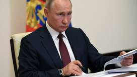 Путин подписал законы о делистинге, ограничении комиссий банков