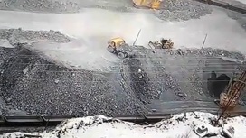 БелАЗ рухнул с обрыва и загорелся на уральском месторождении