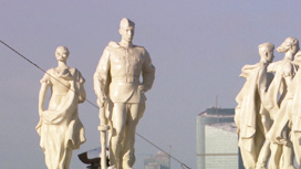 Знаменитые статуи вновь украшают здания на Ленинском проспекте