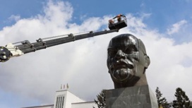 В Улан-Удэ отмывают самую большую голову Ленина в мире