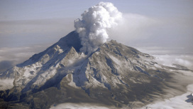 Извержение вулкана Редут на Аляске в 2009 году.