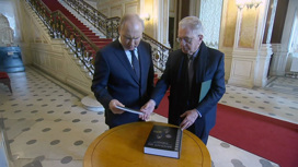 Путин передал Эрмитажу церковную утварь и получил книгу