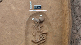 Овальные могилы, предположительно, принадлежат к более древней эпохе.
