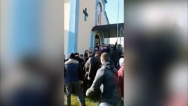 Украинские депутаты и правоохранители захватили храм