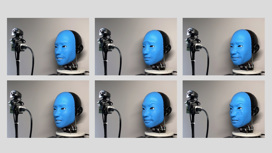 ЕВА практикует перед камерой разные выражения лица.