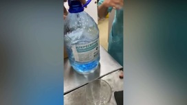 В ресторане ребенку принесли полный стакан антисептика вместо воды