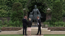 Леди Ди исполнилось бы 60: помирились ли Уильям и Гарри возле памятника матери?