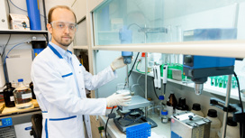Максим Никитин в лаборатории нанобиотехнологий МФТИ.