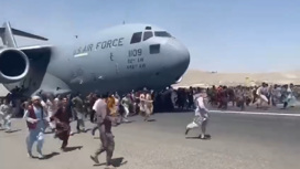 Кабульские беженцы забрались в нишу шасси самолета и погибли