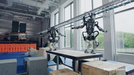 Двуногие роботы Boston Dynamics показали чудеса паркура