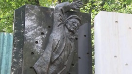 Памятник Георгию Данелии открыли на Новодевичьем кладбище в Москве