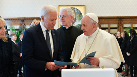 Байден и папа Римский обменялись подарками