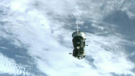 Космонавты вернулись на МКС, но могут снова спрятаться от мусора