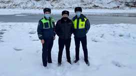 Полицейские спасли жизнь мужчине, провалившегося под лед реки Лена