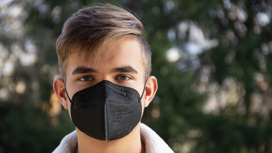 Ношение медицинской маски с фиксатором — наиболее простой способ защиты от большинства аэрозолей в воздухе.