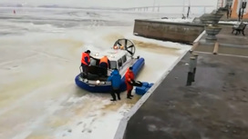 Рыбаков спасли с дрейфующей по Неве льдины