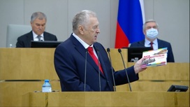 Воспитательный презент: Жириновский подарил Рашкину книгу о животных