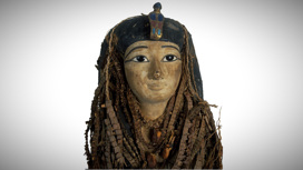 Изысканная посмертная маска Аменхотепа I, которую не решились уничтожить археологи, обнаружившие мумию.