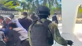 На Гаити бандиты угнали два автобуса: все пассажиры в заложниках