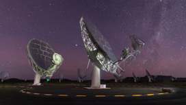 15 из 64 "тарелок" радиотелескопа MeerKAT на фоне ночного неба Южной Африки. MeerKAT является частью Южноафриканской радиоастрономической обсерватории (SARAO).